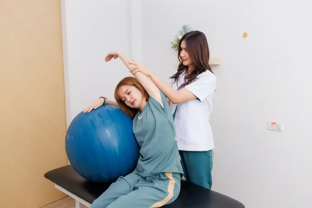 รักษาออฟฟิศซินโดรม Rachata Gaya Physiotherapy